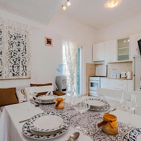 Lovely In Osobljava With Wifi Appartement