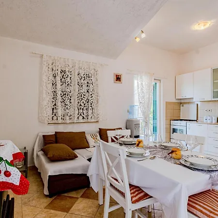 Διαμέρισμα Lovely In Osobljava With Wifi Osobjava